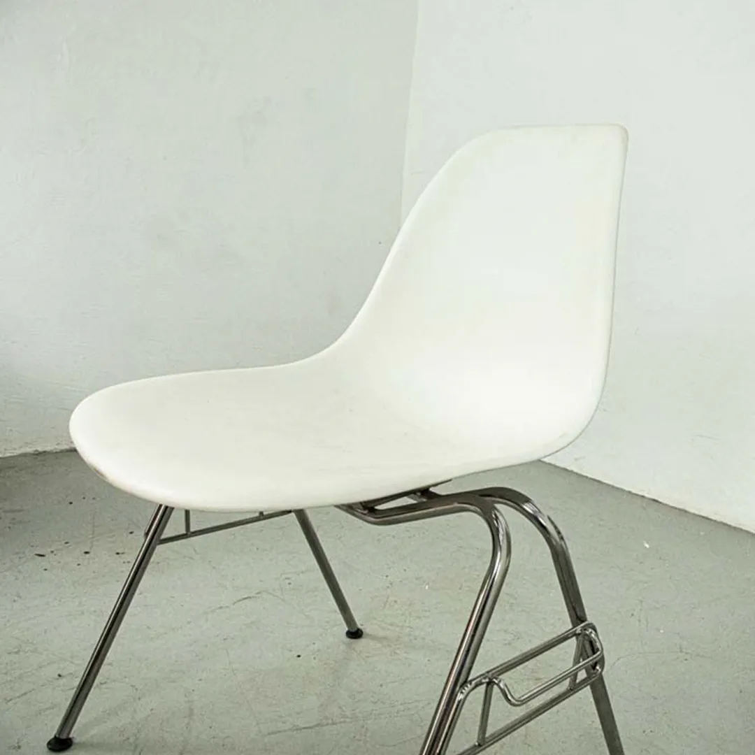 Cadeira Eames empilhável por Hernan Miller