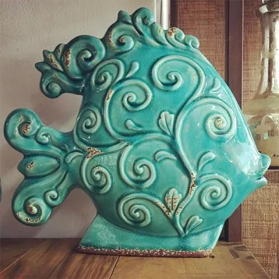 Escultura cerâmica vidrada com formato de peixe
