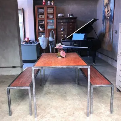 Mesa industrial com bancos