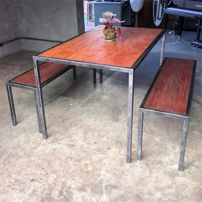 Mesa industrial com bancos